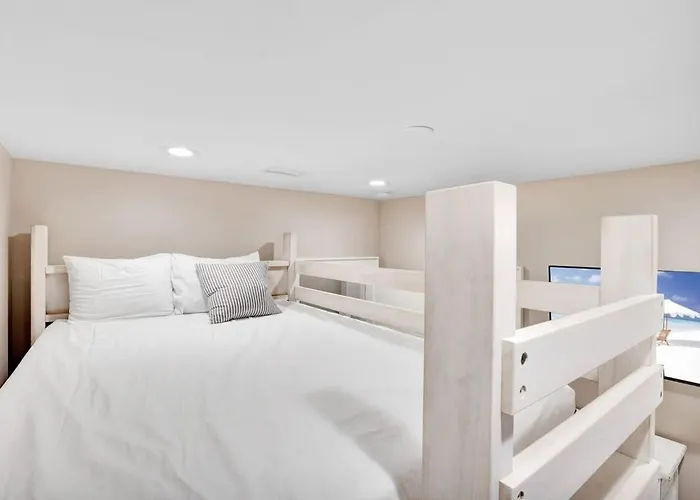 Porpoise-full Life Spacious W Ith Pool